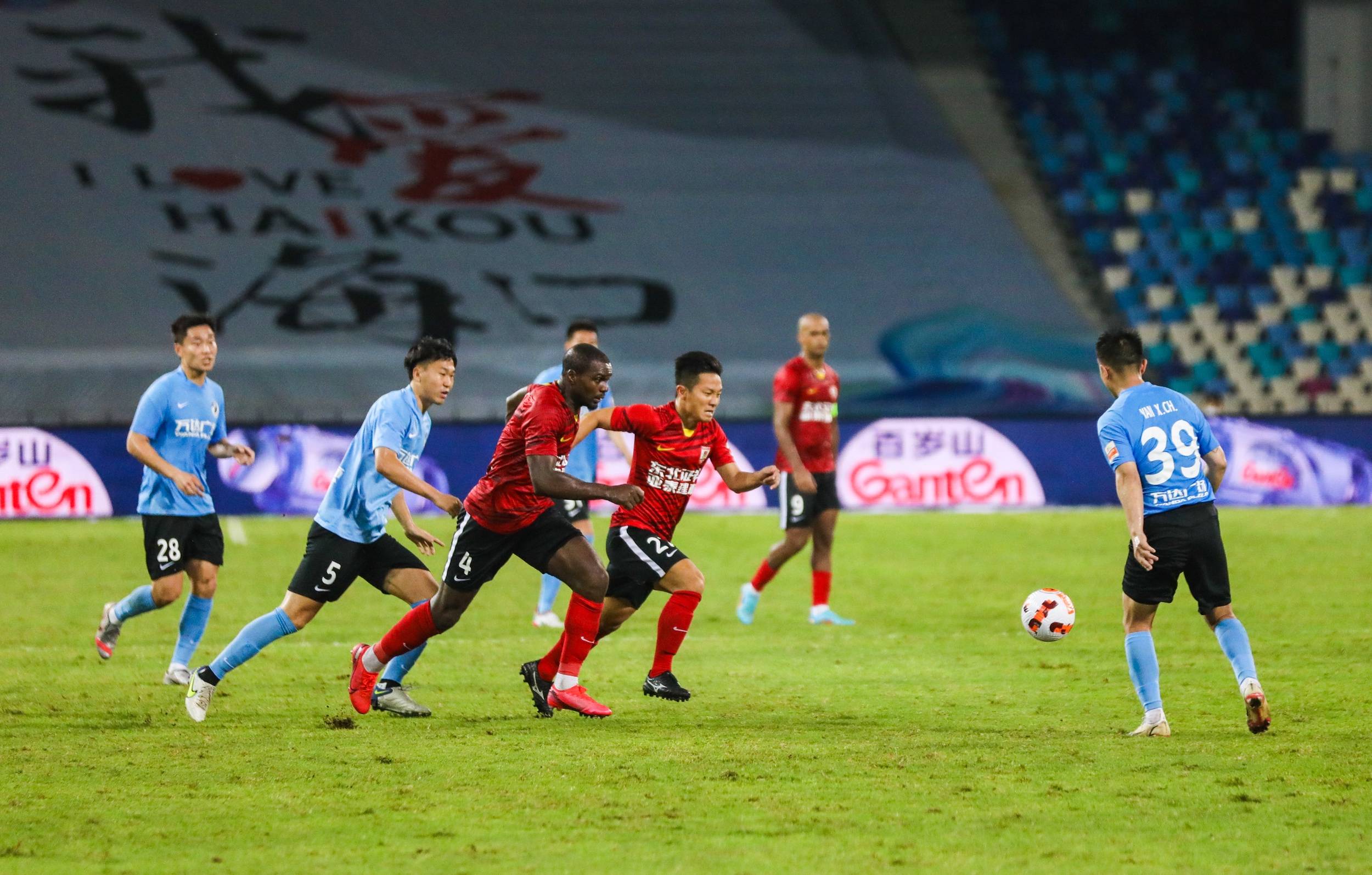 马哈德迈连续两轮吹中超，他曾执法国足金色三分钟绝杀巴林