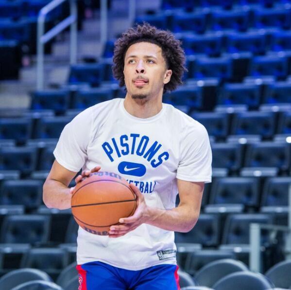 斯基拉：蒙扎有意租借AC米兰17岁前锋卡马达.